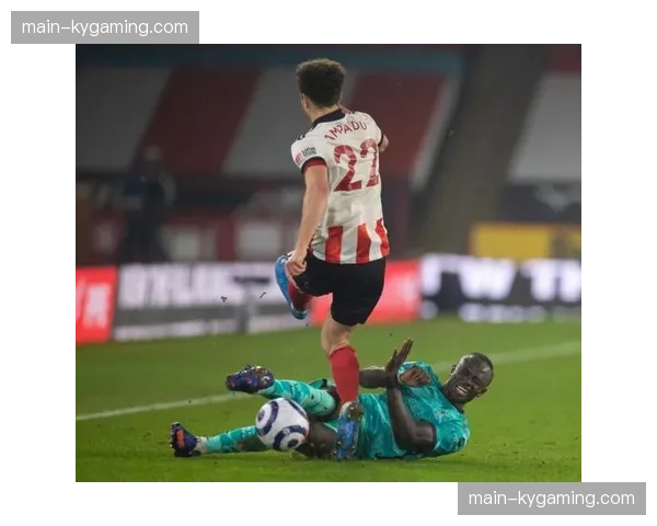 场边镜头：谢菲联小将首次英超登场，父亲在看台激动落泪