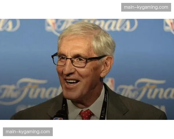 现场直击5月8日NBA季后赛:看台上退役名帅斯隆现身,专注记录场上战术跑位 现场直击5月8日NBA季后赛:看台上退役名帅斯隆现身,专注记录场上战术跑位